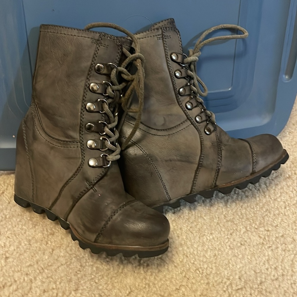 Women’s size 6 platform wedged winter boots